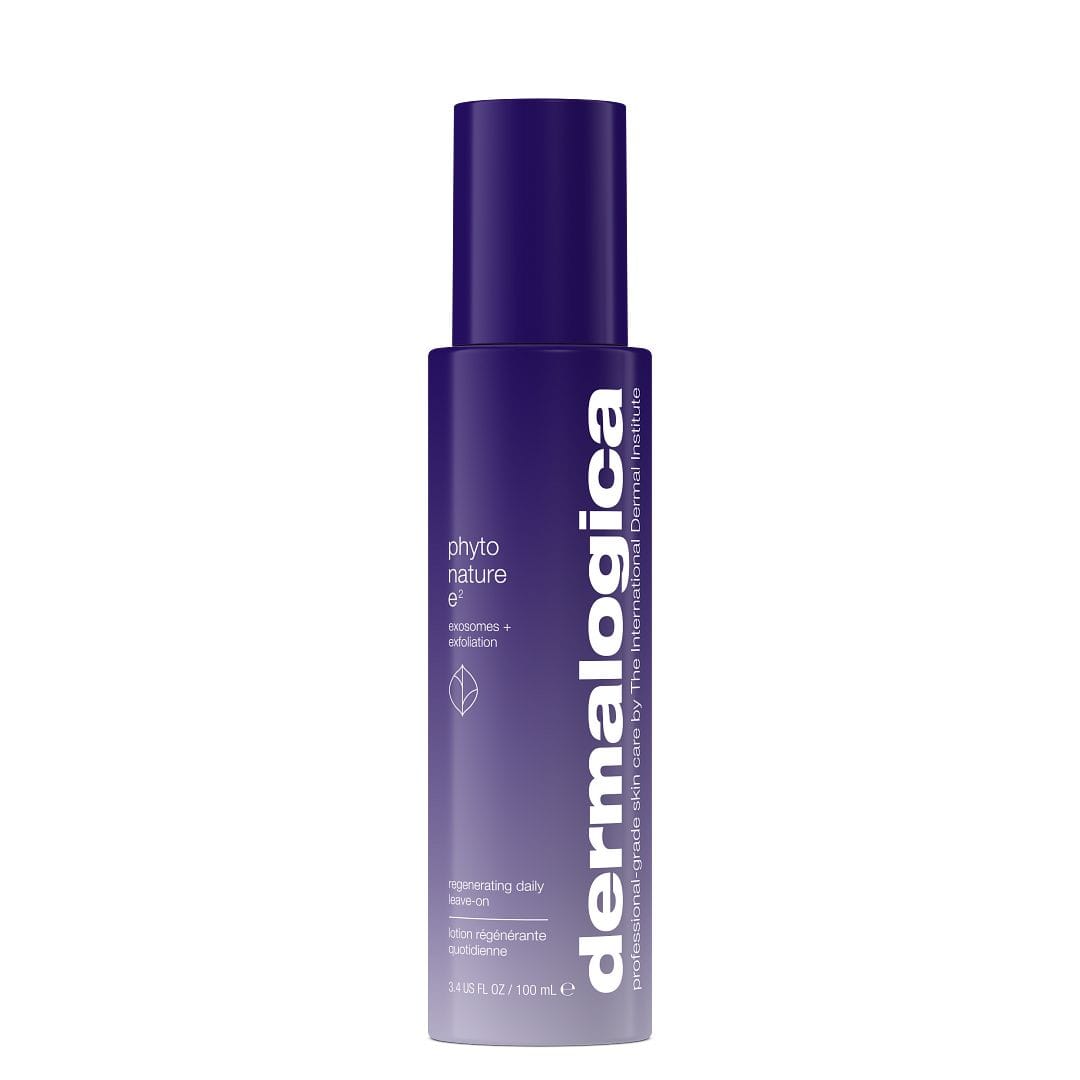 Phyto Nature E2 Exosom Treatment in einer lilafarbenen Flasche mit weißer Schrift ist eine Leave-On-Formel, die die Hautregeneration mit fortschrittlicher Exosomen-Technologie unterstützt.