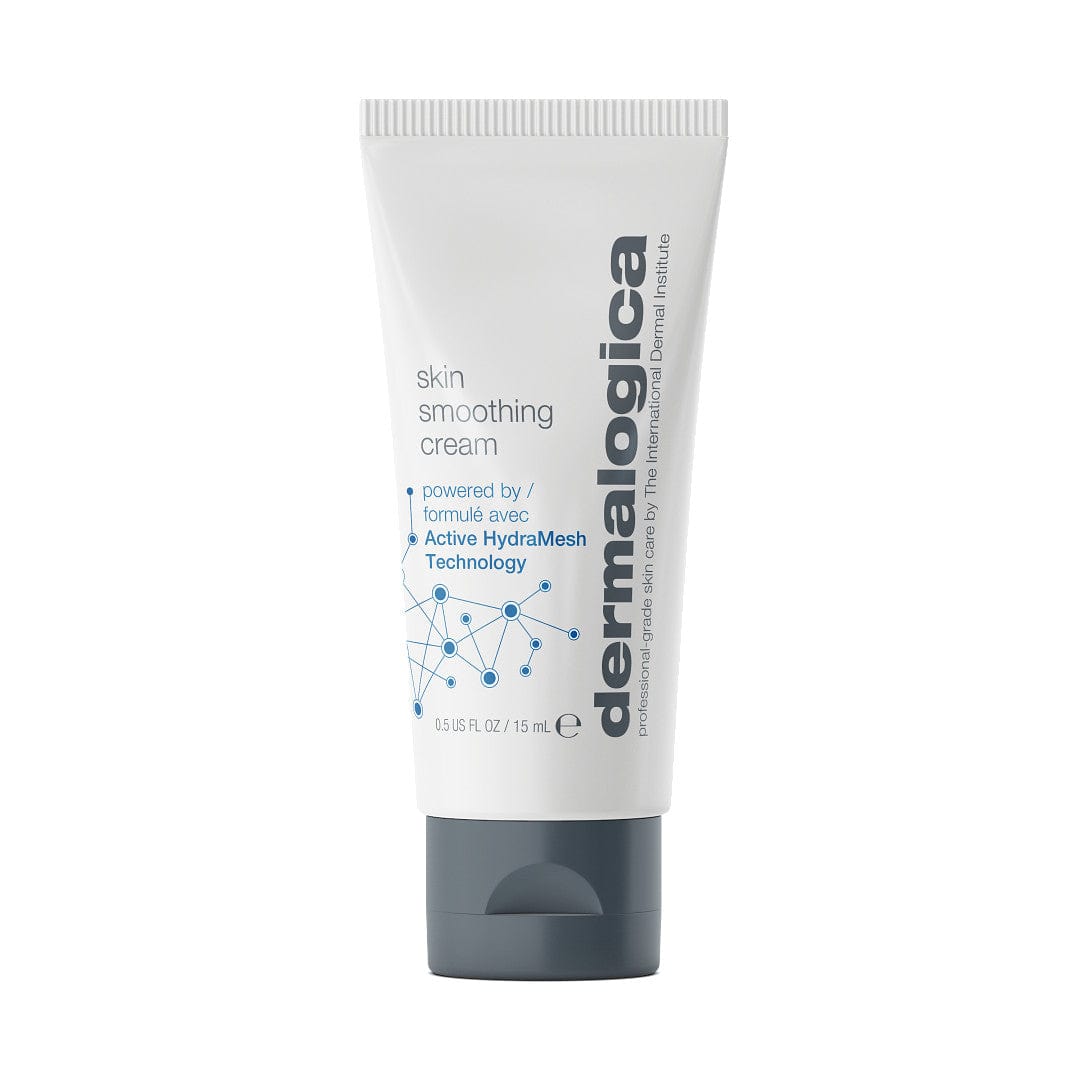Eine 15ml-Tube Skin Smoothing Cream. Die Verpackung ist weiß mit grauer Kappe und blau aufgedrucktem Text.