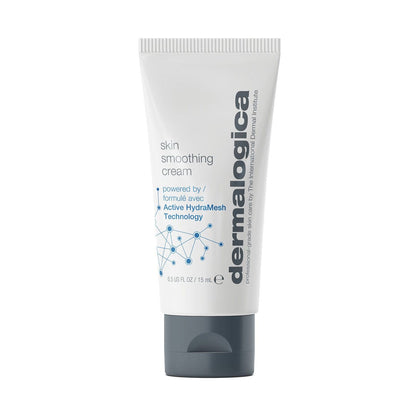 Eine 15ml-Tube Skin Smoothing Cream. Die Verpackung ist weiß mit grauer Kappe und blau aufgedrucktem Text.