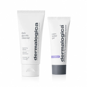 Zwei Dermalogica-Miniprodukte im Wert von 19 € – ein weißes Miniprodukt mit der Aufschrift „daily glycolic cleanser“ und eine Tube mit grauem Deckel, beschriftet mit „calm water gel“ – stehen aufrecht vor einem weißen Hintergrund. Bitte beachten Sie: Kein Verkaufsprodukt.