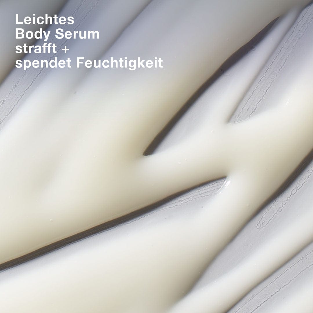 Nahaufnahme der cremeweißen Dynamic Skin Sculptor Serumstreifen, mit deutschem Text: "Leichtes Body Serum strafft + spendet Feuchtigkeit" oben links, um die effektive Hautstraffung hervorzuheben.