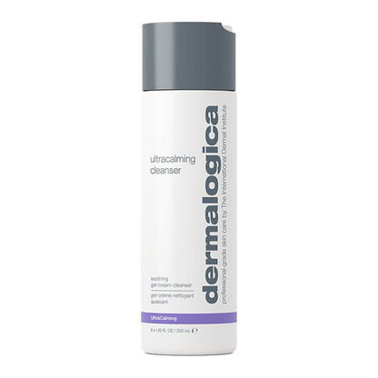 Flasche mit Ultracalming Cleanser auf weißem Hintergrund.