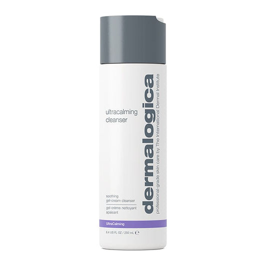 Flasche mit Ultracalming Cleanser auf weißem Hintergrund.