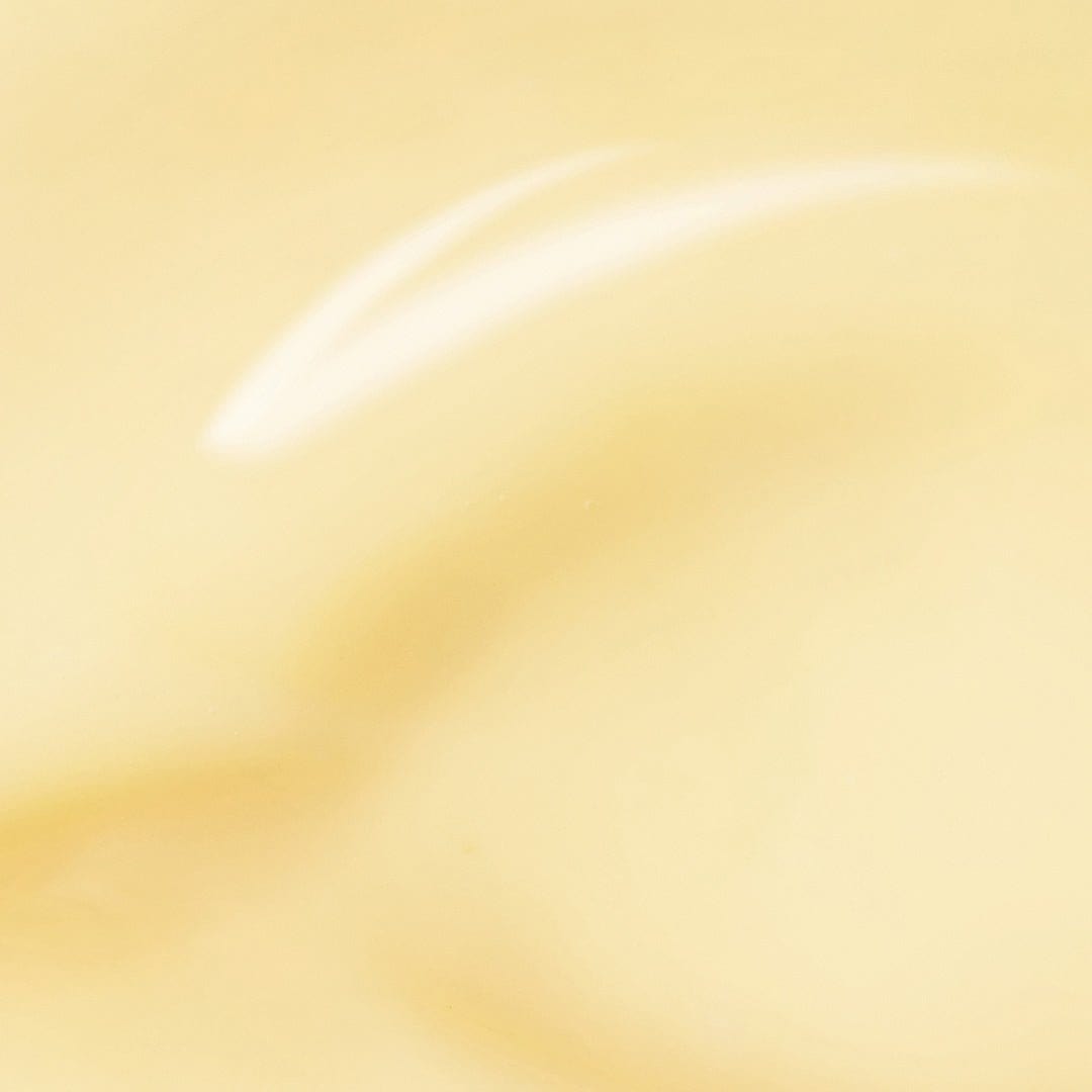 Nahaufnahme einer cremigen, glatten, hellbeigen Substanz mit glänzender Oberfläche und wirbelnder Textur – perfekt für eine leichte Feuchtigkeitsversorgung mit Biolumin-C Gel Moisturizer.