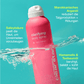 Eine rosa Flasche „Clarifying Body Spray“ ist teilweise ins Wasser getaucht; um sie herum sind die Produktvorteile wie „Salicylsäure“ und „Körperakne“ auf Deutsch aufgedruckt.
