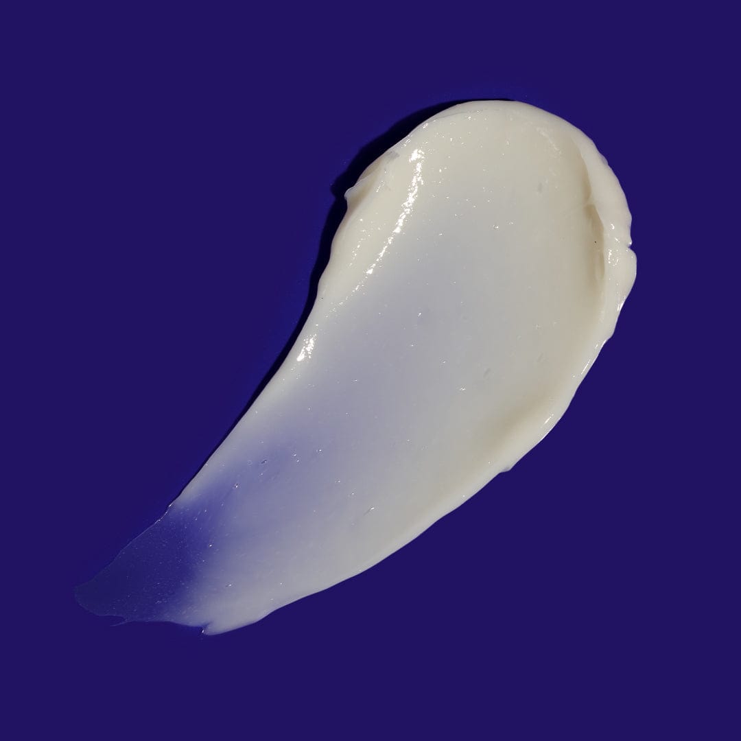 Ein Klecks Phyto Nature Lifting Eye Cream in Form einer Träne auf einem blauen Hintergrund, perfekt für reife Haut.