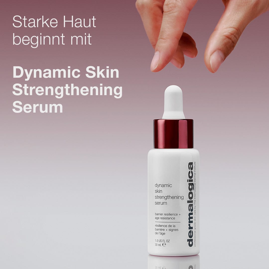 Eine Hand greift nach dem Dermalogica Dynamic Skin Strengthening Serum, das mit englischen und deutschen Texten über starke Haut und verbesserte Hautelastizität informiert. Dank der BioShield-Technologie ist dieses Serum Ihr Verbündeter für widerstandsfähige Haut.