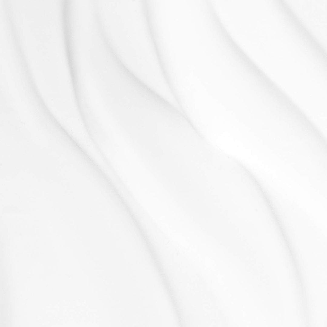 Die weiße Oberfläche mit subtilen, wellenförmigen, fließenden Linien erinnert an die Reinheit und Pflege des Intensive Moisture Cleanser für trockene Haut mit BioReplenish Complex.
