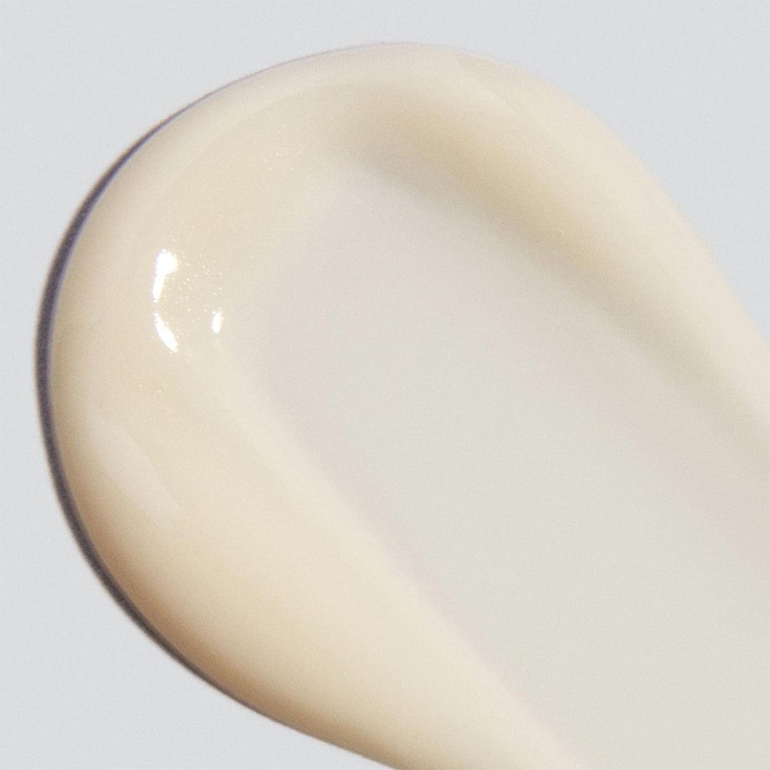 Nahaufnahme von Stress Positive Eye Lift – einer glatten, cremigen, cremefarbenen Formel mit einer innovativen Hyaluronsäure-Mischung – in geschwungener Form auf einem hellen Hintergrund verteilt, was seine Verwendung in der fortgeschrittenen Augenpflege hervorhebt.