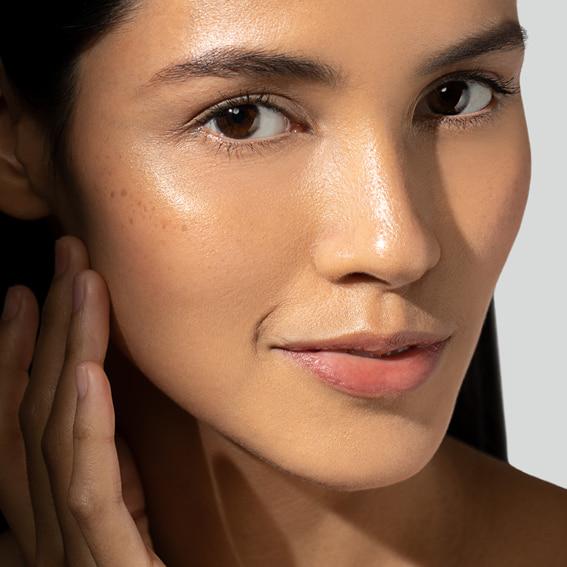 Nahaufnahme des Gesichts einer Frau mit sichtbarer Hauttextur