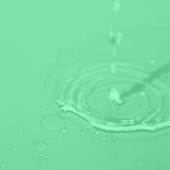 Grüntöne mit Wasserwirbel und Tropfen.