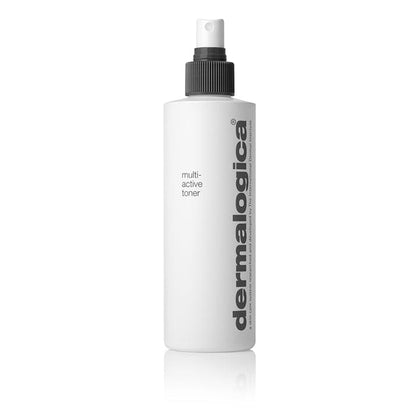 Flasche Multi-Active Toner mit Sprühkopf auf weißem Hintergrund.